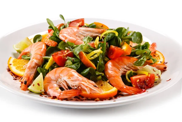 접시에 새우와 해산물 샐러드 — 스톡 사진