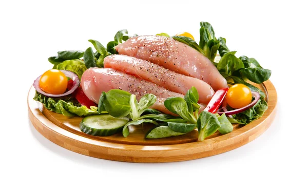 Pollo Crudo Con Verduras Frescas Sobre Tabla Madera —  Fotos de Stock