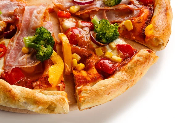 Frisch Gebackene Pizza Auf Holzbrett Serviert — Stockfoto