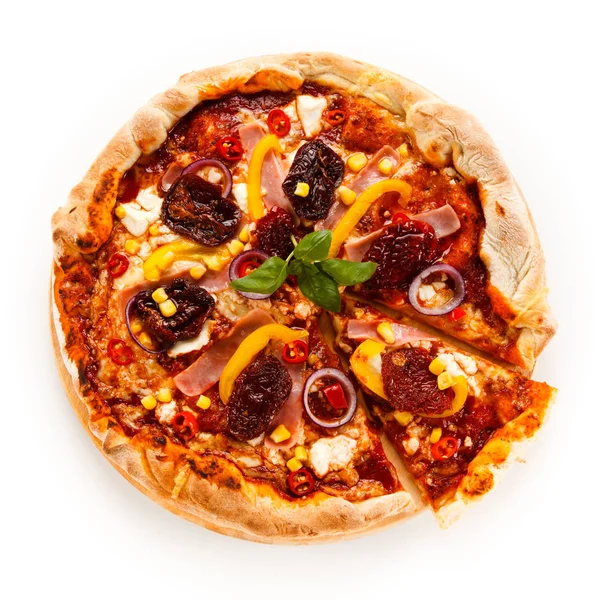 Tahtada Servis Edilen Taze Pişmiş Pizza — Stok fotoğraf