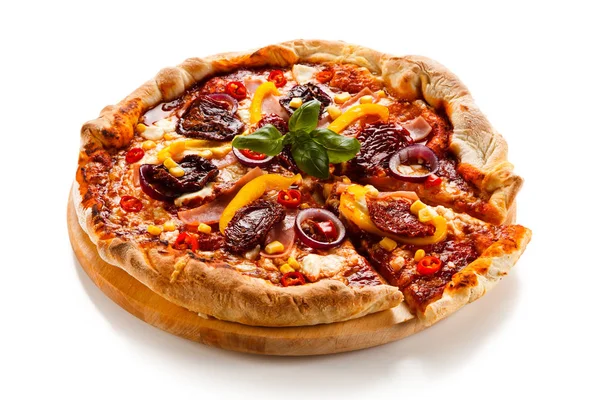 Frisch Gebackene Pizza Auf Holzbrett Serviert — Stockfoto