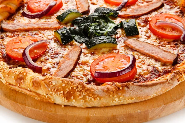 Frisch Gebackene Pizza Auf Holzbrett Serviert — Stockfoto