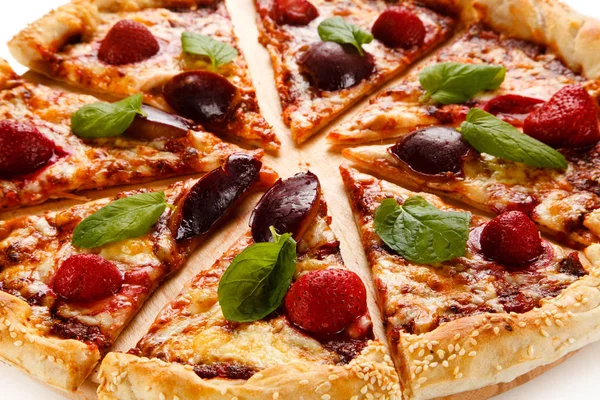 Świeża Pizza Podawana Drewnianej Desce — Zdjęcie stockowe