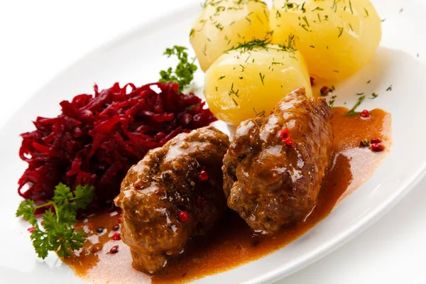 Costeletas Carne Cozida Com Salada Beterraba Batatas Cozidas — Fotografia de Stock