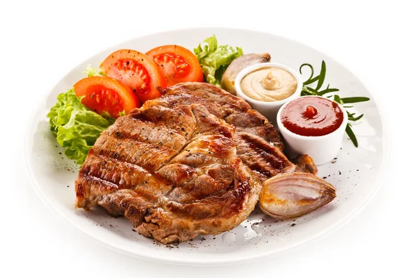 Pikantes Schweinesteak Mit Frischem Gemüse Und Soßen — Stockfoto