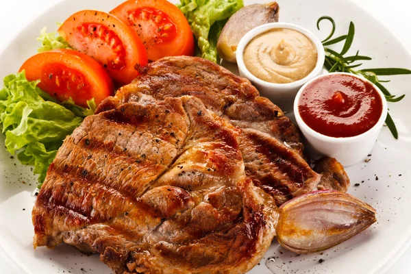 Steak Porc Épicé Aux Légumes Frais Sauces — Photo