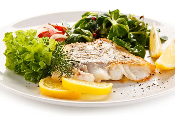 Gebackener Fisch Mit Frischem Gemüse Und Zitronenscheiben — Stockfoto