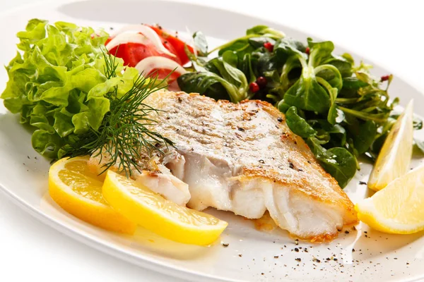 Gebackener Fisch Mit Frischem Gemüse Und Zitronenscheiben — Stockfoto