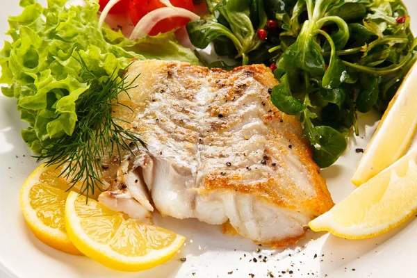 Gebackener Fisch Mit Frischem Gemüse Und Zitronenscheiben — Stockfoto