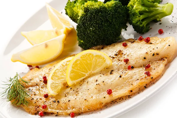 Gebratenes Fischfilet Mit Brokkoli Und Zitronenstücken — Stockfoto