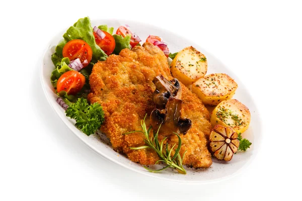 Sabroso Schnitzel Empanado Servido Con Ajo Horno Verduras —  Fotos de Stock