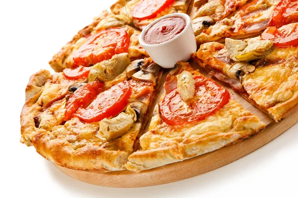 Pizza Scheiben Auf Holzbrett Serviert — Stockfoto