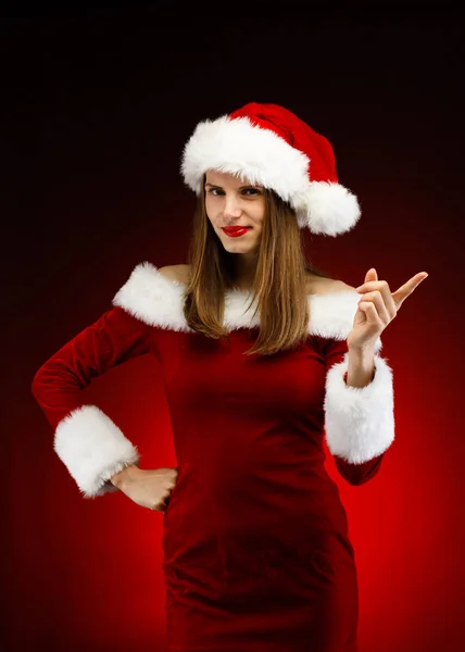 Noel Baba Şapkalı Kadın Stüdyoda Poz Veriyor — Stok fotoğraf