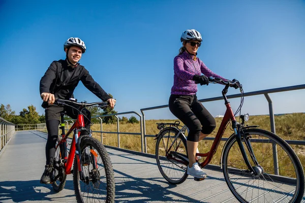 Mujer Hombre Ropa Deportiva Montar Bicicletas Cerca Del Río —  Fotos de Stock