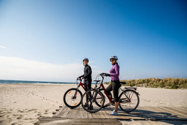 Vrouw Man Sportkleding Fietsen Buurt Van Rivier — Stockfoto