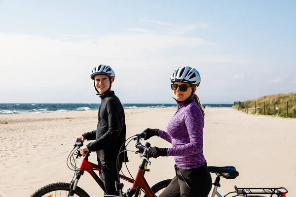 Frau Und Mann Sportbekleidung Auf Fahrrädern Flussnähe — Stockfoto