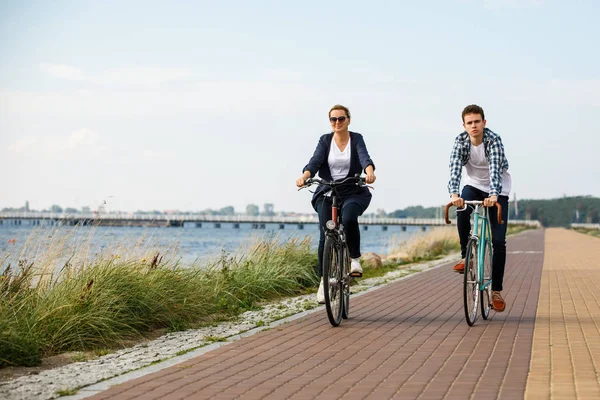 Mujer Hombre Trajes Casuales Montando Bicicletas Cerca Del Río —  Fotos de Stock