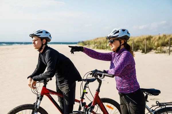 Frau Und Mann Sportbekleidung Auf Fahrrädern Flussnähe — Stockfoto