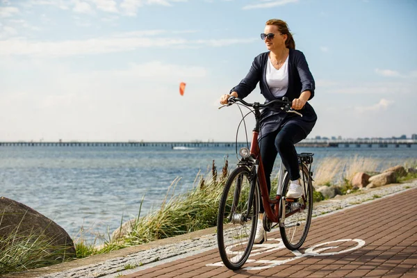 Vrouw Rijden Fiets Buurt Van Rivier — Stockfoto