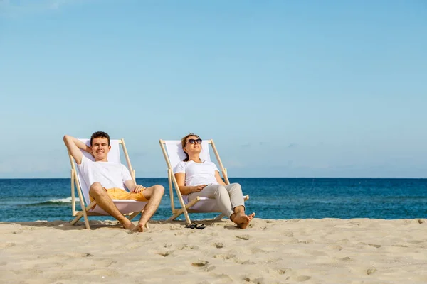 Couple Basking Sun Sea — Stock Photo, Image