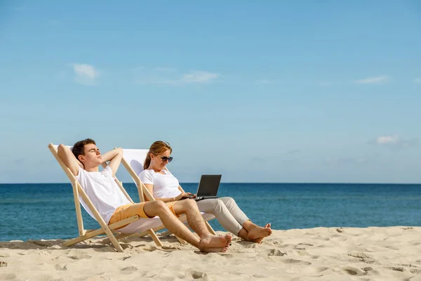 Woman Man Basking Sun Sitting Loungers Using Laptop — Stock Photo, Image
