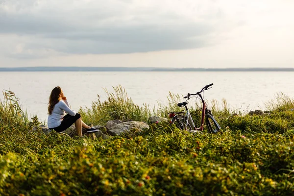 Femme Aux Cheveux Longs Relaxant Sur Rive Rivière — Photo