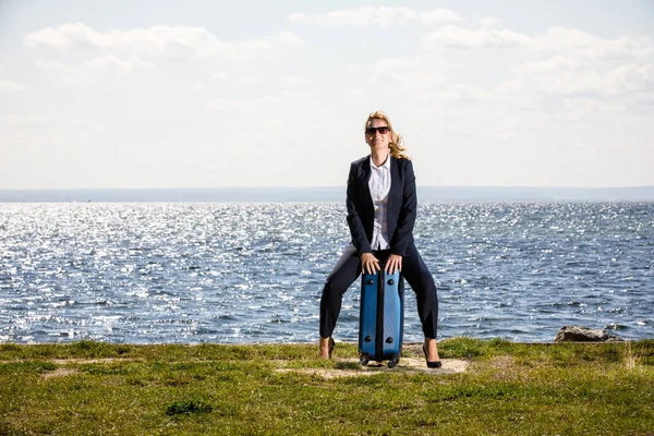 Empresária Com Mala Posando Fundo Paisagem Marítima Conceito Férias Verão — Fotografia de Stock