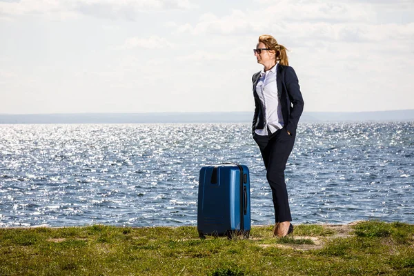 Affärskvinna Med Resväska Poserar Havsutsikt Bakgrund Sommar Semester Koncept — Stockfoto