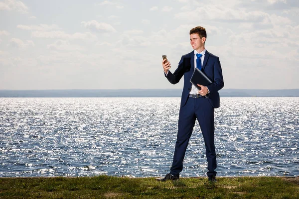 Empresario Con Maleta Posando Sobre Fondo Marino Concepto Vacaciones Verano —  Fotos de Stock