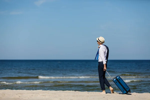 Uomo Abito Formale Con Valigia Passeggiando Spiaggia Concetto Vacanza Estiva — Foto Stock