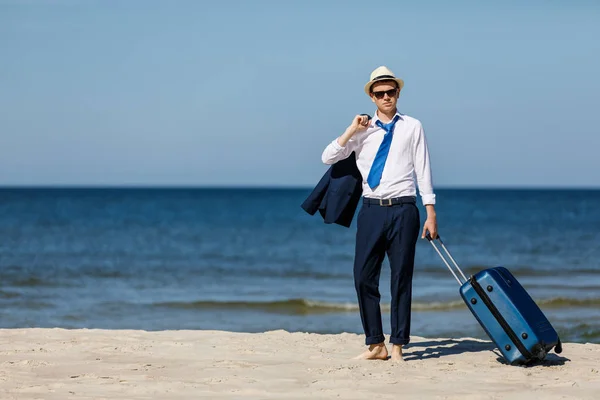 Uomo Abito Formale Con Valigia Passeggiando Spiaggia Concetto Vacanza Estiva — Foto Stock