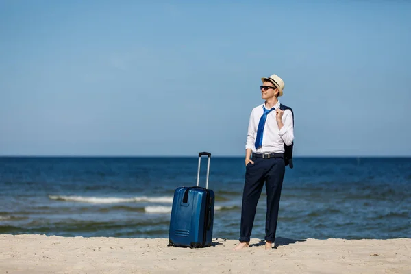 Affärsman Med Resväska Poserar Havsutsikt Bakgrund Sommar Semester Koncept — Stockfoto