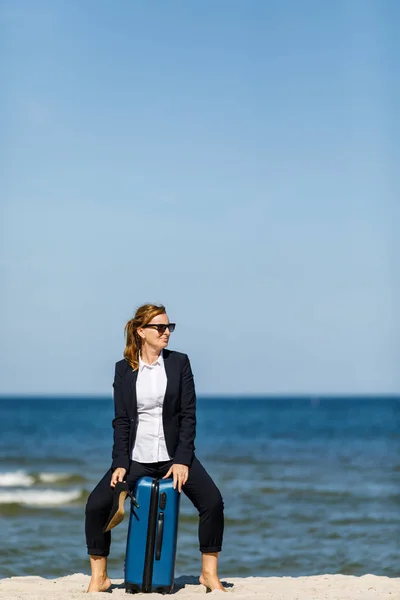 Empresária Com Mala Posando Fundo Paisagem Marítima Conceito Férias Verão — Fotografia de Stock