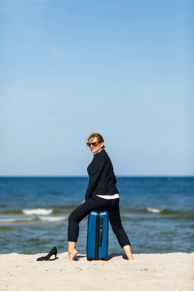 海を背景にしたスーツケースを持つビジネスマン女性 夏休みのコンセプト — ストック写真