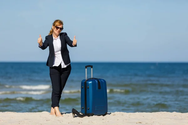 海を背景にしたスーツケースを持つビジネスマン女性 夏休みのコンセプト — ストック写真