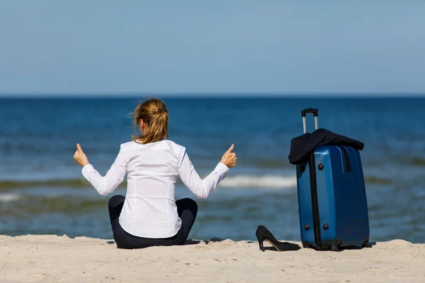 海を背景にしたスーツケースを持つビジネスマン女性 夏休みのコンセプト — ストック写真