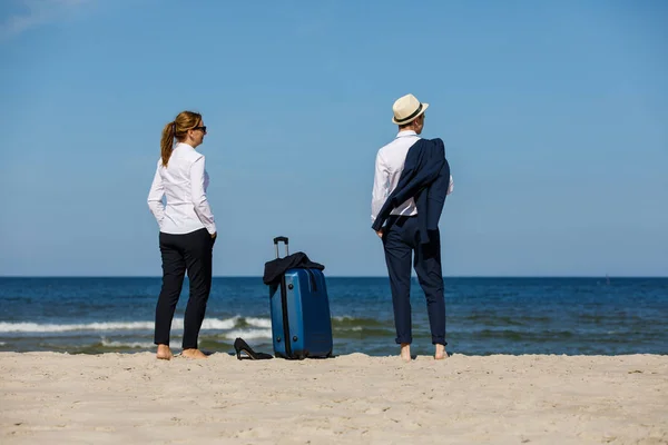 Uomo Affari Donna Affari Che Riposano Insieme Riva Mare — Foto Stock