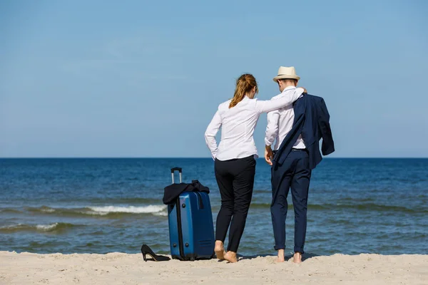 Uomo Affari Donna Affari Che Riposano Insieme Riva Mare — Foto Stock