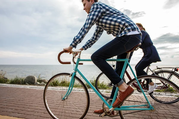 Mulher Homem Roupa Casual Andar Bicicleta Livre — Fotografia de Stock