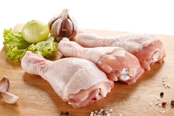 Bâtonnets Poulet Cru Avec Des Épices Sur Une Planche Bois — Photo