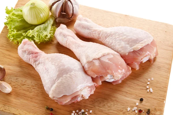 Bâtonnets Poulet Cru Avec Des Épices Sur Une Planche Bois — Photo