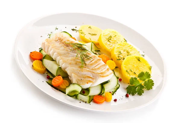 Gebratener Fisch Mit Gekochten Kartoffeln Und Gedünstetem Gemüse — Stockfoto