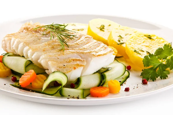 Gebratener Fisch Mit Gekochten Kartoffeln Und Gedünstetem Gemüse — Stockfoto