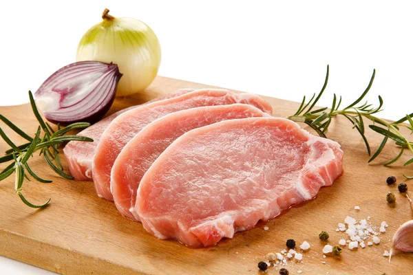 Rauw Gesneden Varkensvlees Met Specerijen Houten Plank — Stockfoto