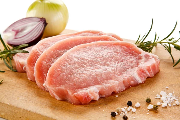 Roh Geschnittenes Schweinefleisch Mit Gewürzen Auf Holzplatte — Stockfoto