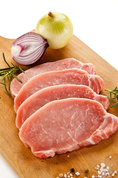 Rauw Gesneden Varkensvlees Met Specerijen Houten Plank — Stockfoto