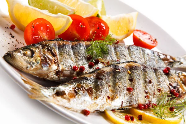 Grillad Fisk Med Färska Tomater Och Citroner — Stockfoto