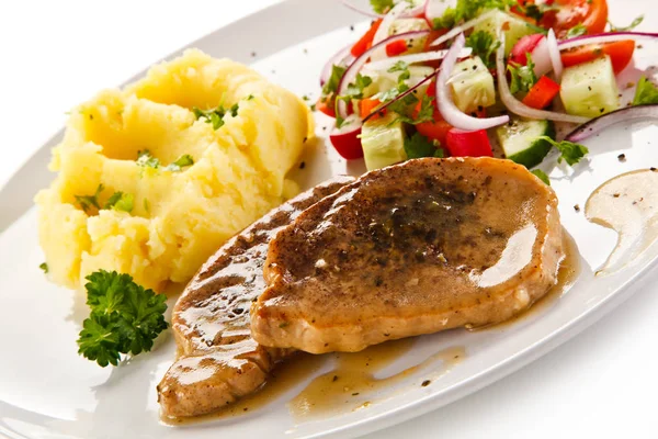 Gebratenes Schweinefleisch Mit Sauce Kartoffelpüree Und Frischem Gemüse — Stockfoto