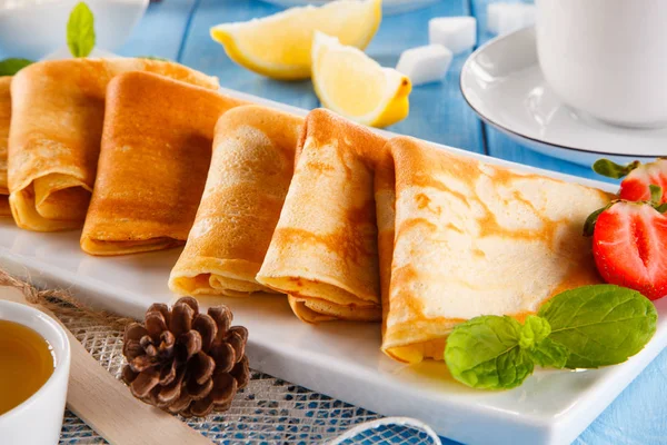 Vista Cercana Sabrosos Crepes Dulces Con Fresas —  Fotos de Stock