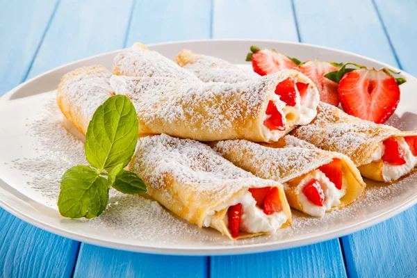 Crepes Dulces Con Fresas Crema Agria —  Fotos de Stock